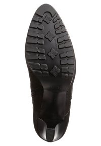 Zwarte rubberen zool met een gemarmerd patroon en groeven voor grip. Bevat een gladde bovenkant die overgaat in een afgeronde teenzijde.