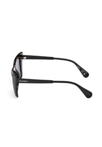 Occhiali da sole neri MAX&Co. a forma rettangolare con aste sottili e punte delle tempie leggermente curve, mostrati di profilo su uno sfondo bianco.