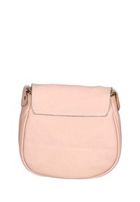 Borsa in pelle rosa con forma arrotondata, chiusura a pattina e cuciture visibili. Presenta una sola tracolla e una superficie liscia.