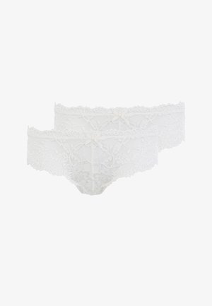 Witte kanten ondergoedset met bloemenmotieven, geschulpte randen en kleine lintaccenten. Twee paren getoond, die het ingewikkelde ontwerp tentoonstellen.