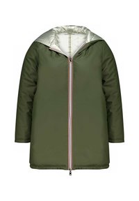 Doudoune verte avec une capuche et une doublure en argent brillant. Elle dispose d'une fermeture éclair sur le devant avec un accent rayé rouge et blanc. Manches longues, coupe décontractée.