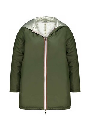 Groene pufferjas met een glanzende zilveren capuchon en voering. Heeft een voorpand met rits en een rood-wit gestreepte accente. Lange mouwen, ontspannen pasvorm.