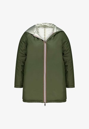 Doudoune verte avec une capuche et une doublure en argent brillant. Elle dispose d'une fermeture éclair sur le devant avec un accent rayé rouge et blanc. Manches longues, coupe décontractée.