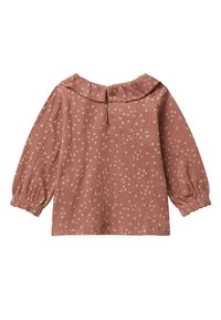 Blusa a maniche lunghe color rosa con colletto arricciato e polsini elastici, caratterizzata da un tessuto testurizzato e da micro pois off-white sparsi.