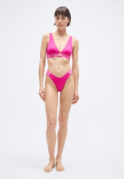 Różowy zestaw bikini z biustonoszem typu braletka z głębokim dekoltem w kształcie litery V, ozdobiony złotym wzorem greckiego klucza, oraz dopasowanymi majtkami z podobnymi detalami. Gładka, rozciągliwa tkanina.