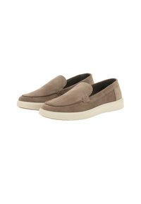 Paire de mocassins en suède taupe à enfiler avec bout arrondi et semelles en caoutchouc crème, légèrement inclinés vers la droite sur un fond blanc.