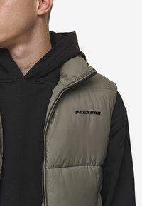 Pegador LANDIN PUFFER VEST - Colete - mud olive