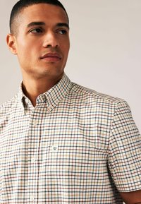 Next STRETCH OXFORD CHECK SHORT SLEEVE REGULAR FIT - Skjorta - ecru