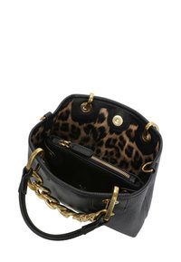 Borsa a secchiello in pelle nera con hardware dorato. All'interno presenta una fodera leopardata e una tasca con zip. Dettaglio a catena sul manico.