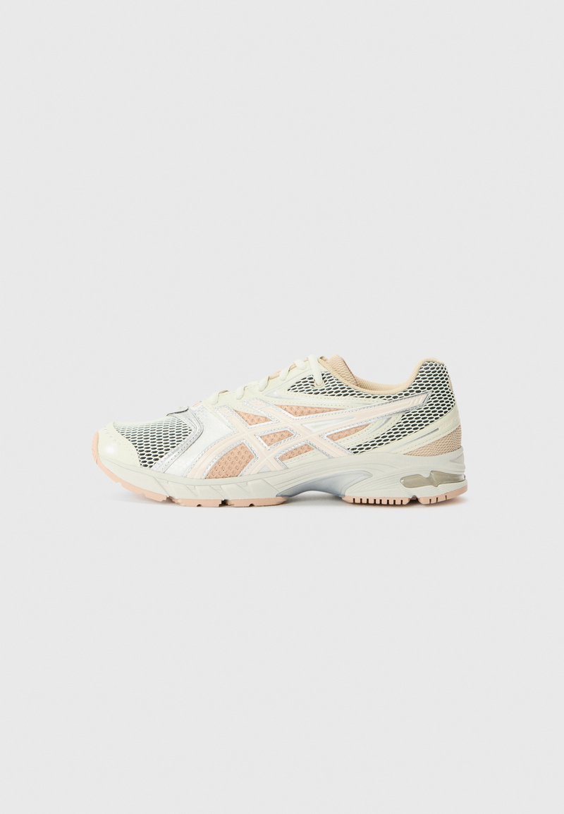 Zapatillas de running ligeras en blanco con paneles de malla, acentos en rosa pálido y una suela texturizada. Detalles reflectantes en el diseño superior.