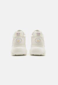 Buffalo CORIN HEART - Tossud - white