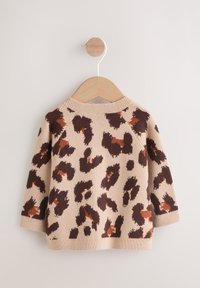 Pull en maille beige avec un motif léopard aux accents bruns et orange, doté d'un col rond et de manches raglan, suspendu à un cintre en bois.
