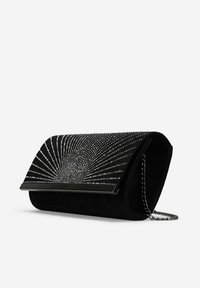Bolso de mano de ante negro con un diseño curvado, acentos metálicos plateados y un estampado radial brillante en la solapa. Incluye cadena.