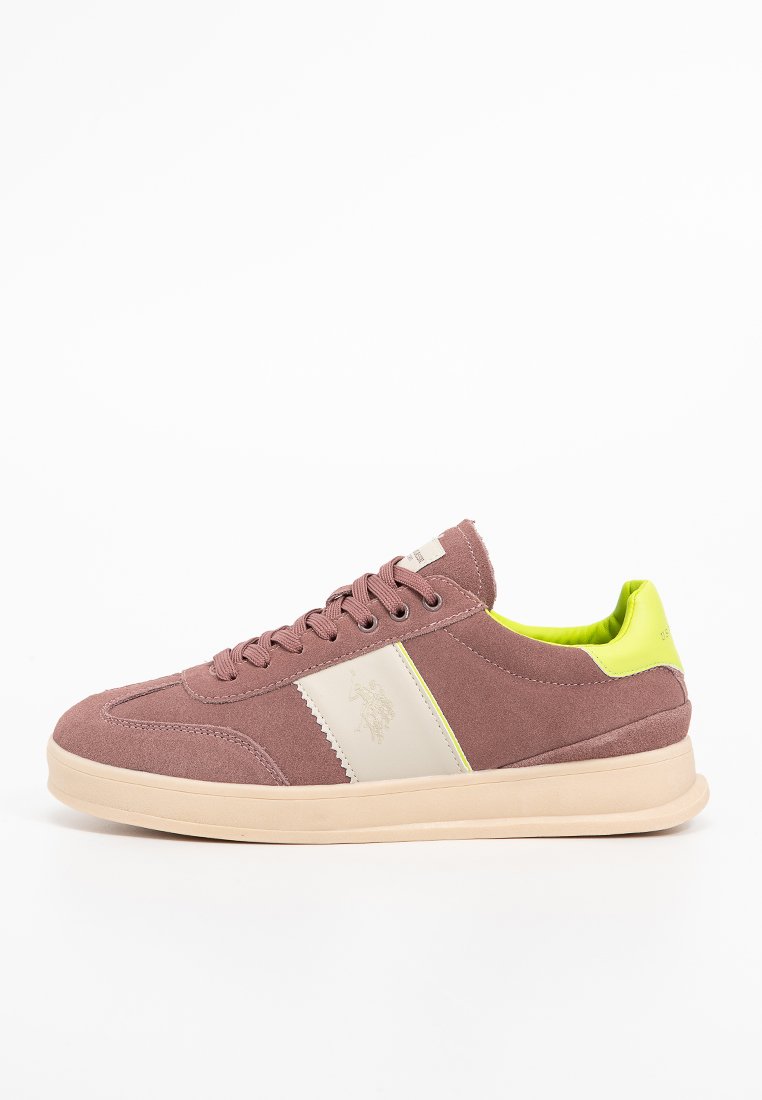Le sneakers presentano una parte superiore in suede rosa-pink con un pannello laterale crema e dettagli verde neon. La suola è beige, con un semplice design con lacci.