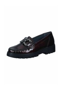 Donker bordeauxleren loafers met een stevige zwarte rubberen zool en een decoratieve metalen gesp op de bovenkant. Gladde textuur en robuust ontwerp.
