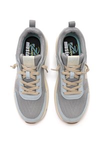 Par de zapatillas de malla ligera gris con cordones beige, cuellos acolchados y lengüetas, vistas desde arriba sobre un fondo blanco.