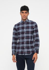 Camicia a quadri button-down in navy, rosso e bianco con maniche lunghe, colletto bottonato e orlo curvo. Realizzata in tessuto di cotone intrecciato.
