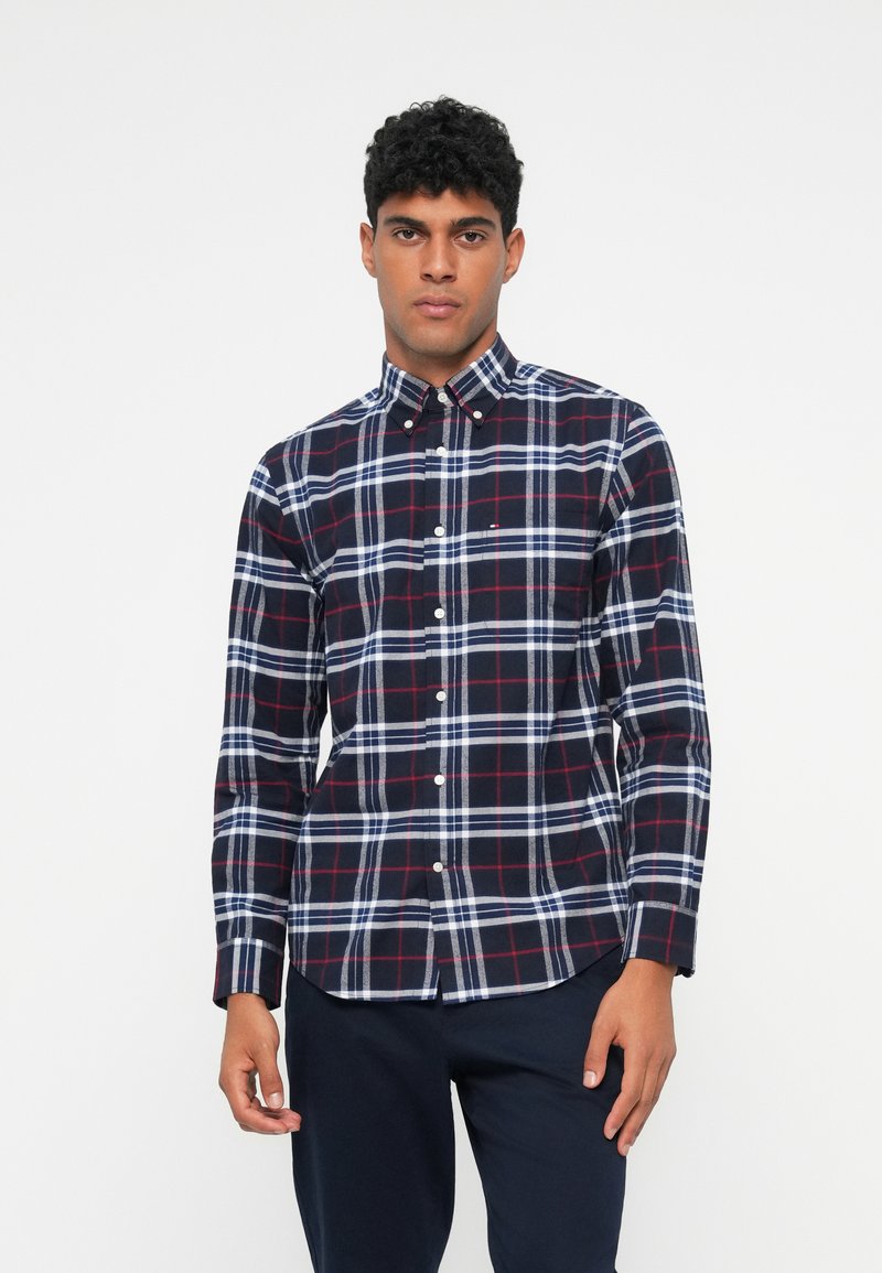 Camicia a quadri button-down in navy, rosso e bianco con maniche lunghe, colletto bottonato e orlo curvo. Realizzata in tessuto di cotone intrecciato.