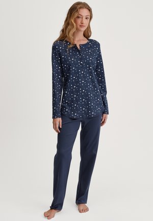 Navyblaues Schlafanzugset mit einem Langarmoberteil, das mit einem weißen Halbmonddruck, einem Knopfverschluss am Hals und passenden einfarbigen Hosen ausgestattet ist. Aus weichem Stoff.