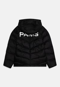 Musta puhvijakki, jossa on huppu, tikattu muotoilu ja sana "PARIISI" valkoisena takana. Silkkinen pinta, jossa on hieman mattapintainen viimeistely.