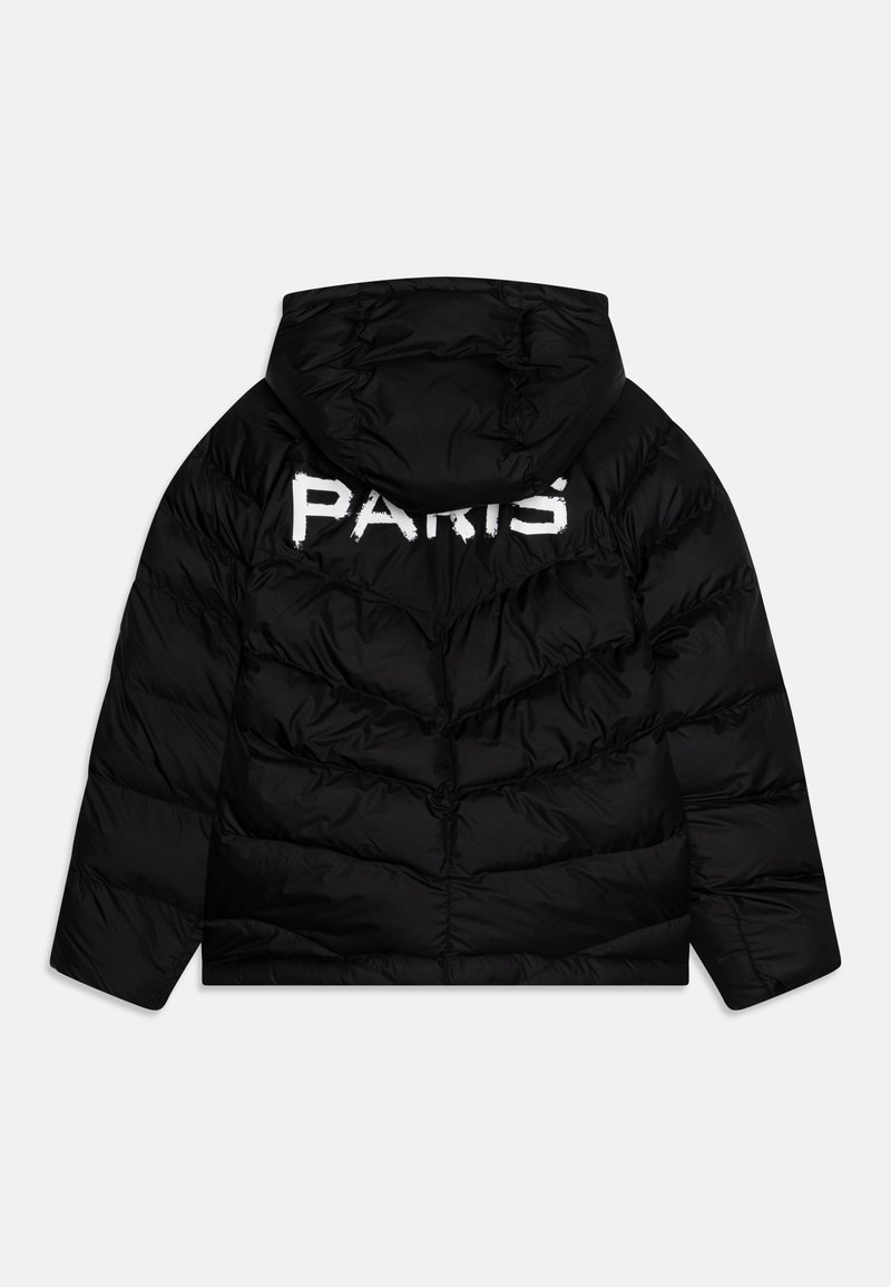 Veste rembourrée noire avec capuche, design matelassé, et le mot "PARIS" en blanc au dos. Texture lisse avec une finition légèrement mate.