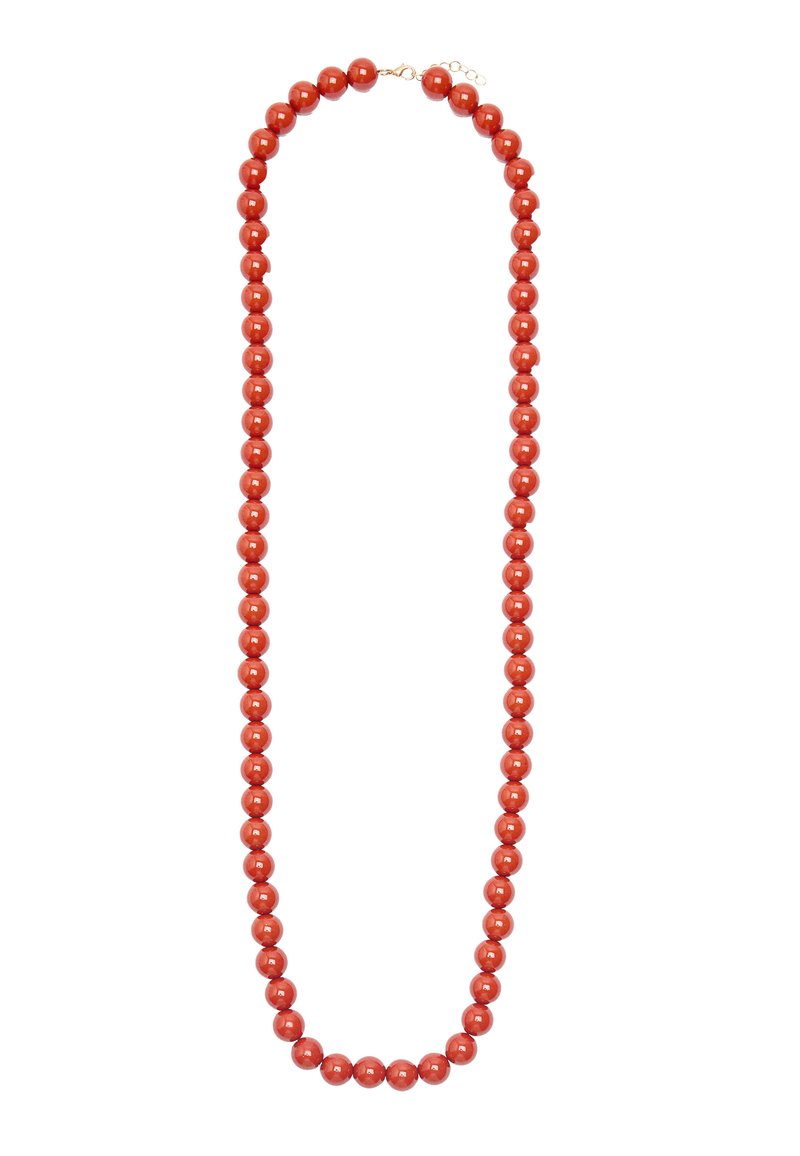 Czerwona naszyjnik z koralików o błyszczących, okrągłych kształtach, różniących się rozmiarem, nawleczony na elastyczny sznurek, z zapięciem w kolorze złotym zapewniającym bezpieczne zamknięcie.