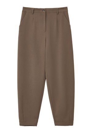 Pantalon marron avec une finition lisse, doté d'une fermeture à bouton, de deux poches latérales, d'une coupe ample et de plis subtils à l'avant.