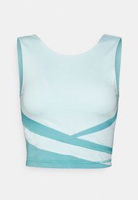 Un crop top azzurro chiaro con una texture liscia, caratterizzato da strisce blu scure che si incrociano e un colletto rotondo, senza chiusure visibili.