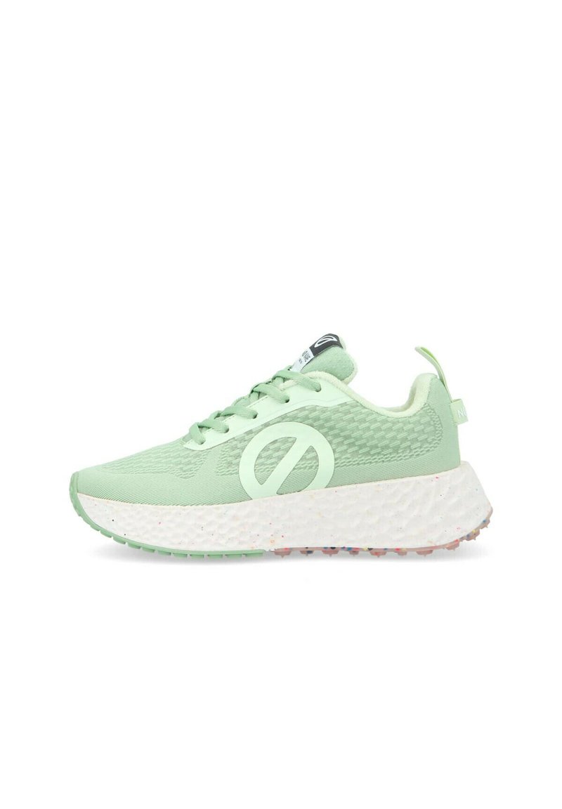 Groene sport sneakers met een gestructureerde bovenkant, groot logo detail en een gevoerde witte zool met kleurrijke spikkels.