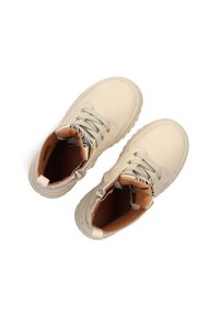 Crème-kleurige leren peuterlaarsjes met beige veters, gouden oogjes, zijrits en een gevoerde bruine binnenkant, vanaf bovenaf getoond.