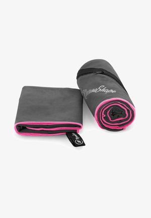 Graues Stoffhandtuch, aufgerollt und mit einem schwarzen Reißverschluss gesichert, mit einem leuchtend pinken Rand. Logo in Weiß auf der Oberfläche gedruckt. Kompaktes und leichtes Design.