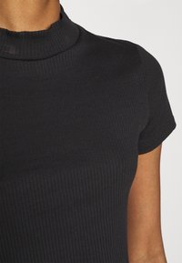 Monki Jednoduché tričko - black