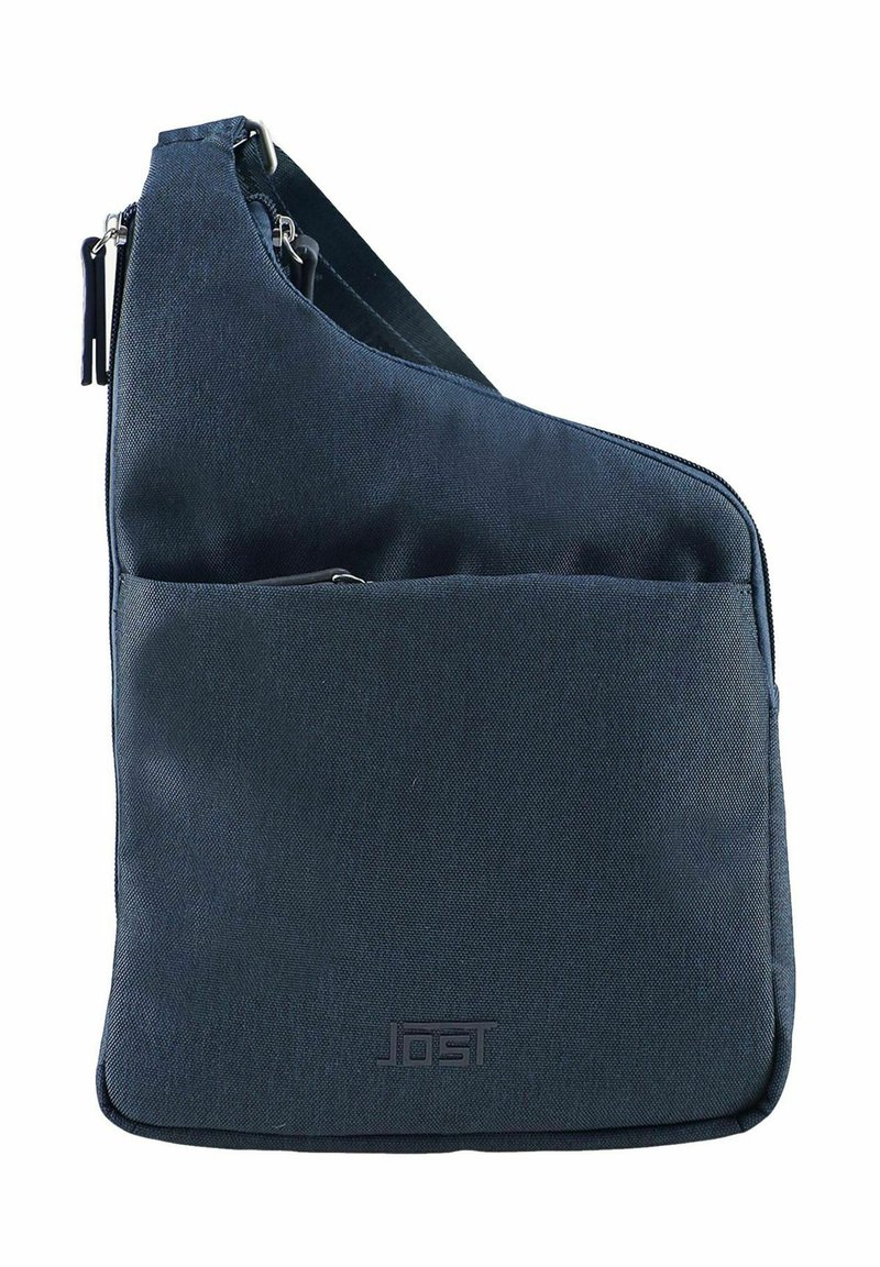 Borsa a spalla blu navy con un design diagonale, realizzata in tessuto resistente, dotata di un compartimento principale con zip e una tasca frontale. Logo JOST visibile.