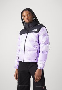 The North Face 1996 RETRO NUPTSE JACKET - Jakna ispunjena paperjem - icy lilac garment fold print