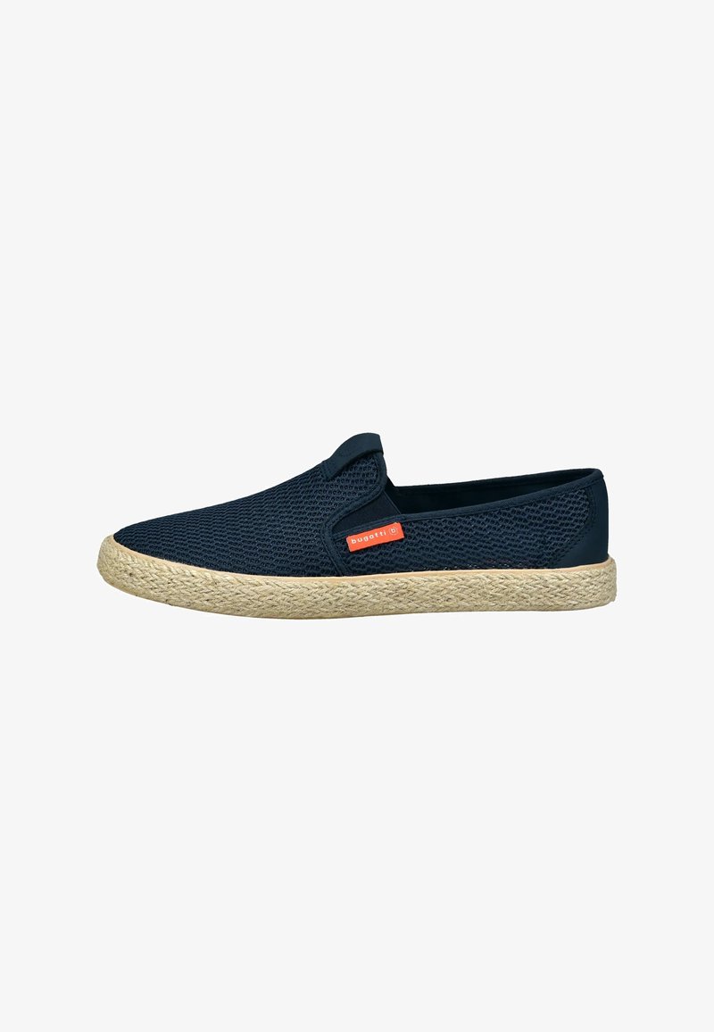 Scarpe casual slip-on blu navy con tomaia in mesh traspirante, suola in corda di iuta e un piccolo tag rosso del marchio sul lato.