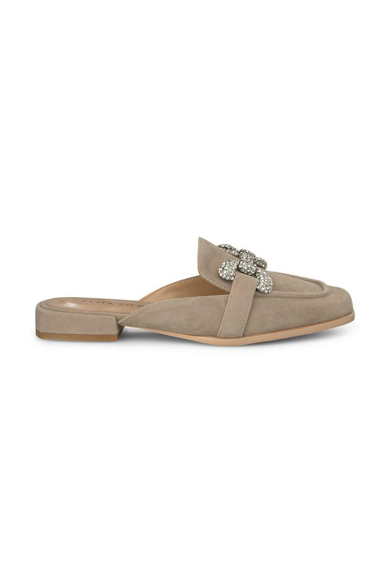 Mule in suede beige con tacco a blocco basso, caratterizzato da un'elegante decorazione in cristallo sulla parte superiore e un design della punta arrotondata.