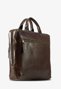 Bolso de cuero marrón oscuro con un diseño estructurado. Cuenta con dos asas, un bolsillo con cremallera en la parte delantera y detalles de costura visibles. Superficie texturizada.