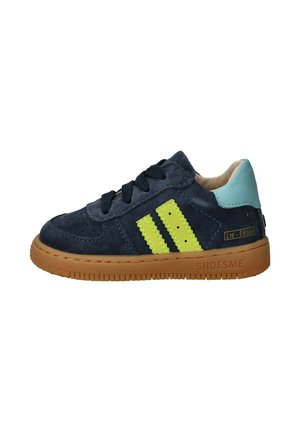 Baskets en daim bleu marine pour enfants avec des rayures jaune fluo, un patch au talon bleu clair, une semelle en caoutchouc, des lacets noirs et une étiquette "Édition Limitée".
