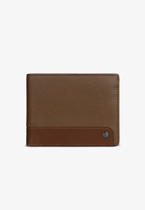 Cartera de cuero marrón texturizada con tira de cuero lisa y pequeño emblema metálico en la esquina inferior derecha, cerrada y plana.