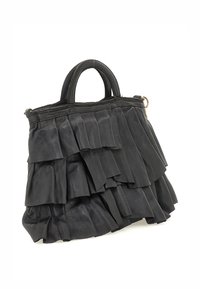 Borsa a mano in pelle nera con volant sovrapposti, doppio manico superiore e forma strutturata. Superficie testurizzata con dettagli di cucitura visibili.