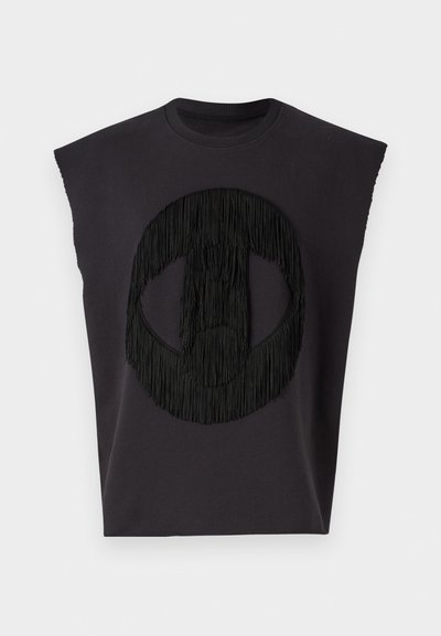 Melna bezplecu blūze ar teksturētu frizūru dizainu apļveida rakstā priekšpusē, izgatavota no maiga kokvilnas materiāla.