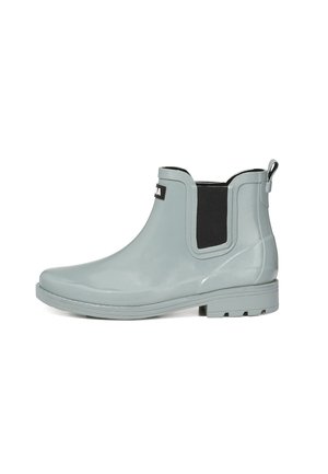 Botte de pluie en caoutchouc grise montant à la cheville avec panneaux latéraux élastiques noirs et languette à l'arrière, semelle plate avec faible relief.