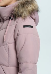 Rosa Puffermantel mit abnehmbarem Kapuzen. Mit Kunstfellbesatz, gestepptem Design, schwarzem Logo am Ärmel und elastischen Bündchen.