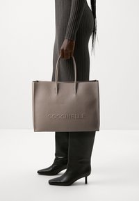 Coccinelle MYRTHA MAXI LOG - Cabas - warm taupe