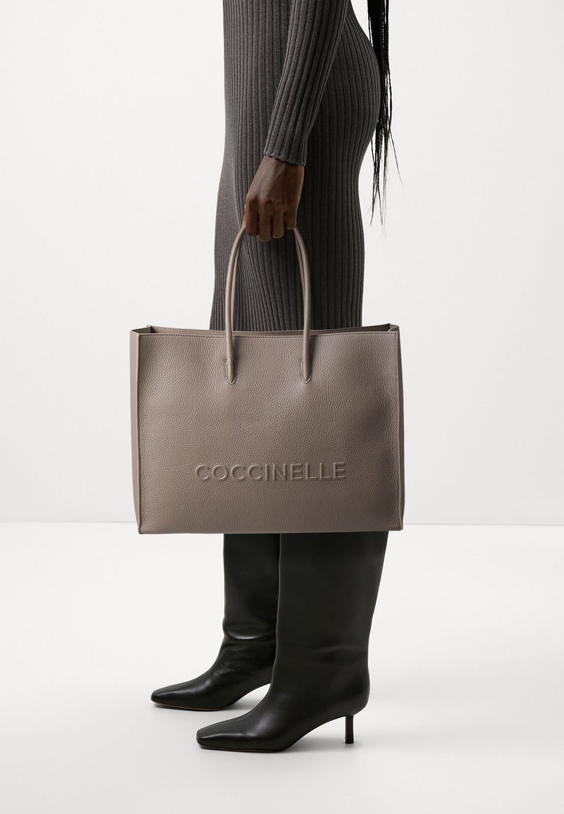 Coccinelle MYRTHA MAXI LOG - Geantă de pânză - warm taupe