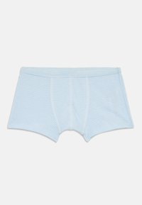 Lyseblå og hvite tynne stripete herreboxershorts med synlig søm på hvit bakgrunn.