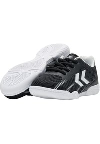 Sportschuhe mit einem schwarzen Mesh-Obermaterial, weißen Akzenten, schwarzen Schnürsenkeln und strukturierten, weißen Gummi-Sohlen. Sie zeichnen sich durch ein schlankes, sportliches Design aus.