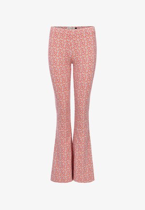 Uitgebrede broek gemaakt van een lichtgewicht stof, met een rood-wit bloemenpatroon. Het ontwerp heeft een elastische tailleband voor comfort.