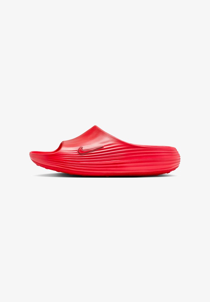 Κόκκινο σανδάλι Nike slide με υφή στη σόλα και το πάνω μέρος, σχεδιασμό με εύκολο φόρεμα και ανάγλυφο λογότυπο Nike swoosh στο πλάι.