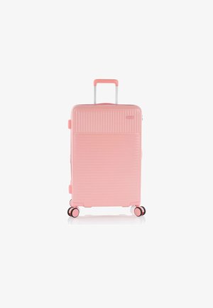 Maleta dura rosa con rayas verticales, un mango retráctil y cuatro ruedas multidireccionales. Cuenta con dos mangos laterales.